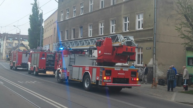 Strażacy odebrali zgłoszenie kilka minut po godzinie 18. Na miejsce wyjechały trzy zastępy ratowniczo-gaśnicze. Poszkodowana jest starsza kobieta.