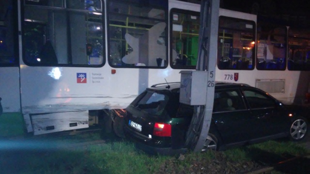 W sobotę, około godziny 23 na Placu Odrodzenia w Szczecinie samochód marki Audi wymusił pierwszeństwo na przejeżdżającym tramwaju.