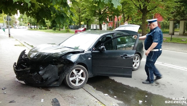 Kolizja na skrzyżowaniu ulic Monte Cassino i Niedziałkowskiego w Szczecinie. Kierowca volvo nie zatrzymał się przed znakiem Stop i wyjechał przed nadjeżdżającą osobową mazdę.