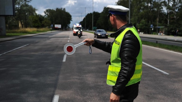 Sześciu zachodniopomorskich kierowców ma zatrzymane dokumenty prawa jazdy po pierwszym dniu obowiązywania zaostrzonych przepisów drogowych. Każdy z nich przekroczył dozwoloną prędkość o ponad 50 kmh. Z uprawnieniami do prowadzenia pojazdów pożegnali się na trzy miesiące kierowcy ze Szczecina, Polic, Drawska Pomorskiego i Koszalina.