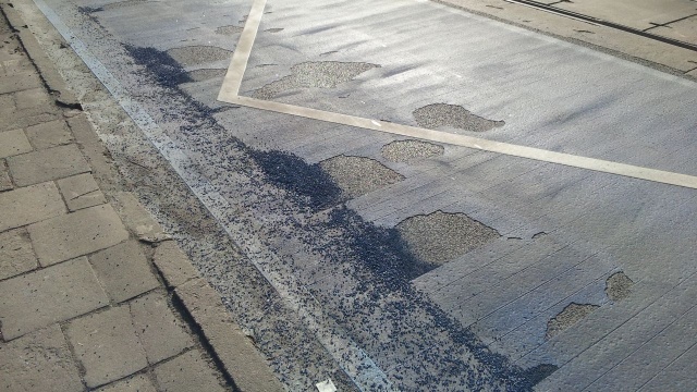100 tysięcy złotych kary za trójwymiarowe maty - taką karę Zarząd Dróg i Transportu Miejskiego w Szczecinie nałożył już na wykonawcę mat 3D. Firma Strabag w oświadczeniu przesłanym do redakcji Radia Szczecin zapewnia, że maty zostaną naprawione, według zaleceń ZDiTM-u, w najkrótszym możliwym terminie.