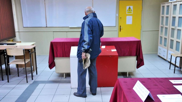 Polacy nie są świadomi jak ważne są ich głosy i że to one decydują o kształcie sceny politycznej - to w opinii szczecińskich ekspertów jedna z przyczyn niskiej frekwencji w pierwszej turze wyborów prezydenckich.