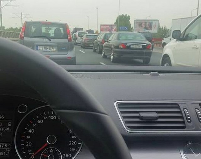 Wypadek na ul. Gdańskiej w Szczecinie. Na drodze w kierunku centrum miasta zderzyły się trzy samochody osobowe. Jedna osoba została ranna.