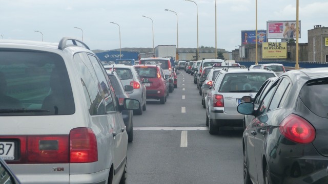 W środę po godz. 18 kierowcy wyjeżdżający z centrum Szczecina w stronę Prawobrzeża wciąż stali w korku na Trasie Zamkowej przed Gdańską.