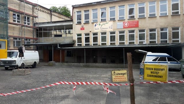 Jeden z budynków Szkoły Podstawowej nr 1 w Choszcznie grozi zawaleniem. Chodzi o łącznik, dobudowany do placówki w latach siedemdziesiątych, który umożliwia przejście pomiędzy dwoma przedwojennymi budynkami szkoły.