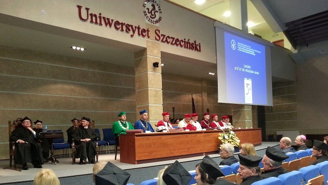 Dwa doktoraty honoris causa nadał w czwartek Uniwersytet Szczeciński. Tytuły odebrali ekonomiści prof. Ryszard Borowiecki i prof. Andrzej Koźmiński.