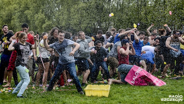 Kilkuset studentów starło się bitwie na Jasnych Błoniach w Szczecinie. Amunicję stanowiły wypełnione wodą balony. To jedna z imprez Juwenaliów.