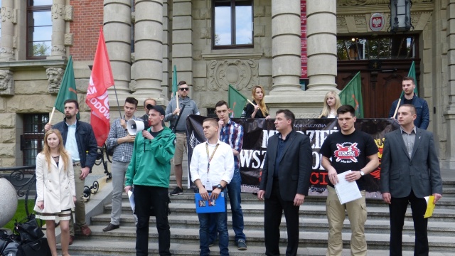 Nie dla imigrantów z Afryki - m.in. takie hasło można było usłyszeć podczas czwartkowej pikiety na Wałach Chrobrego w Szczecinie. Przedstawiciele i sympatycy Ruchu Narodowego protestowali przeciwko unijnej strategii, która zakłada, że kraje Wspólnoty będą zmuszone przyjąć część imigrantów, którzy przybywają do Europy z Afryki.