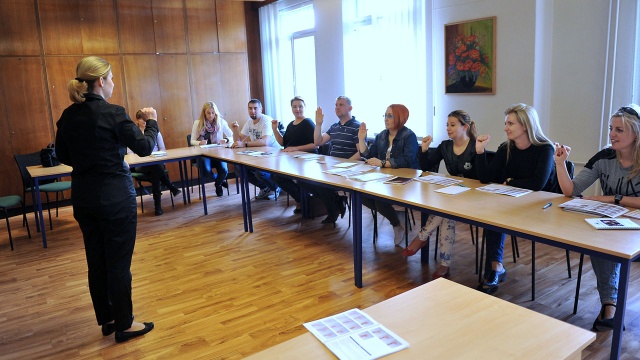 84 policjantów z regionu uczy się języka migowego po to, by móc porozumieć się podczas interwencji z osobą głuchą.