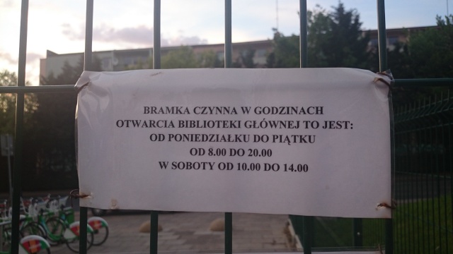 Dwie z pięciu furtek prowadzących na teren akademickiego kampusu w alei Piastów były zamknięte po godzinie 20. Okazało się, że to jedynie efekt błędu, a nie złośliwość.