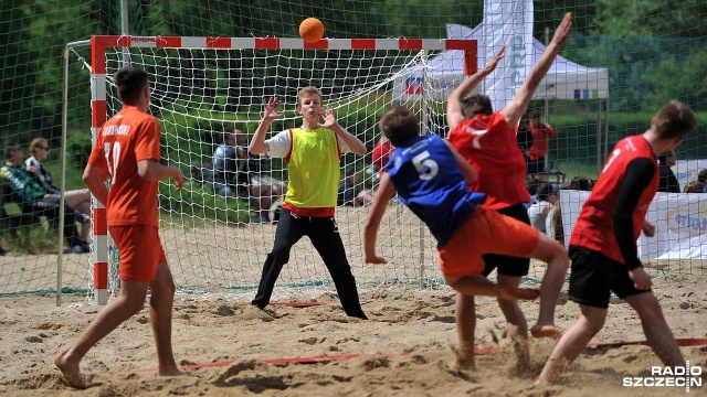 49 drużyn z całej Polski bierze udział w Młodzieżowych Mistrzostwach Polski w Piłce Ręcznej Plażowej. Zawody rozpoczęły się w piątek na terenie kąpieliska Dąbie. Do Szczecina przyjechały drużyny m.in. z Chorzowa, Mysłowic, Płocka, Poznania, Wrocławia i Zielonej Góry.
