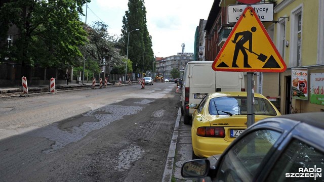 Zerwany asfalt, wystające studzienki i pachołki ustawione na środku ulicy - tak od ok. dwóch tygodni wygląda 5 Lipca w centrum Szczecina. Na przeciągający się remont narzekają kierowcy i okoliczni mieszkańcy. Jak mówią, na miejscu pracuje kilka osób i nie widać postępu. Urzędnicy poinformowali nas, że wykonawca wyśle tam więcej pracowników.