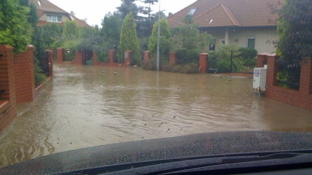Zalane piwnice i skrzynki elektryczne, zniszczone ogródki i podmyte domy - to efekt powodzi, jaka kilka razy w miesiącu przechodzi przez osiedle Nad Strumykiem 1 na szczecińskim Warszewie.