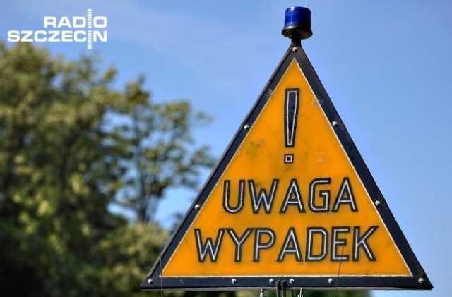 Tragiczny wypadek na krajowej dziesiątce. W miejscowości Słutowo w powiecie choszczeńskim kierujący osobowym autem uderzył w drzewo. Mimo reanimacji strażaków i ratowników, 60-letni kierowca zmarł.