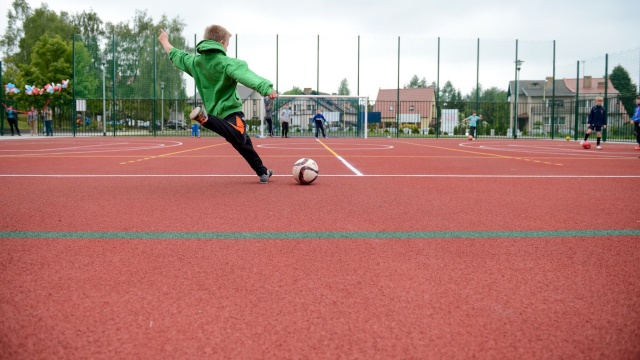 Boisko ze sztuczną nawierzchnią i tor dla rolkarzy otwarto w sobotę po południu na szczecińskim Osowie. Nowy kompleks sportowy mieści się przy ulicy Wiśniowej.