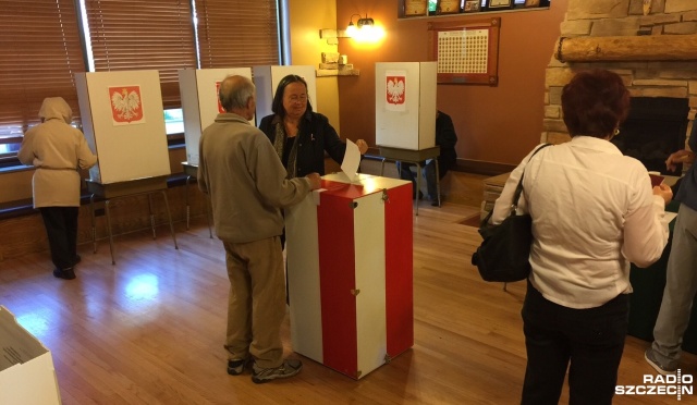 Głosowanie w wyborach prezydenta RP zakończyło się w USA. Ze względu na różnicę czasową Polonusi do urn poszli w sobotę. Największą frekwencję zanotowano w Chicago, choć była ona niższa niż pięć lat temu. Teraz chęć głosowania zadeklarowało tam 15 tysięcy osób, czyli ponad trzy tysiące więcej niż w pierwszej turze.