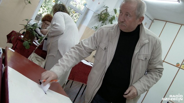 Pierwsi wyborcy oddali już głosy w wyborach prezydenckich. Lokale wyborcze zostały otwarte w niedzielę o 7. Będą czynne do godz. 21.