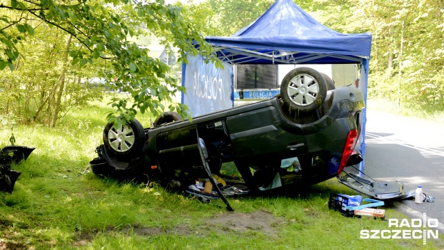 Śmiertelny wypadek na wjeździe do Polic. Na ulicy Tanowskiej, czyli drodze wojewódzkiej nr 114, kierowca samochodu osobowego z nieznanych przyczyn stracił panowanie nad pojazdem, uderzył w drzewo, potem dachował.