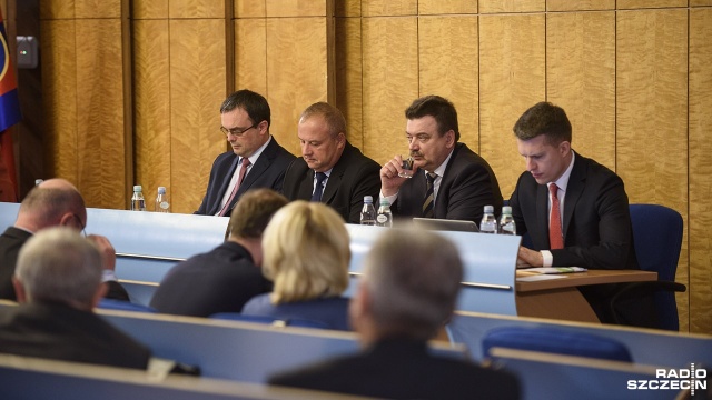 Przedstawiciel szczecińskich kupców z Manhattanu na sesji rady miasta - czeka na dyskusję w sprawie planu zagospodarowania dzielnicy Niebuszewo i budowy hipermarketu naprzeciwko targowiska.