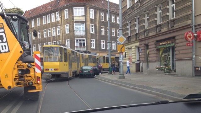 Niewielkie opóźnienia mogą wystąpić na trasie tramwajowej trójki. Kilkadziesiąt minut temu na szczecińskim Niebuszewie samochód osobowy wjechał w bok jednego ze składów.