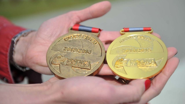 Były złote, ale po roku straciły barwę i zrobiły się brązowe. Teraz medale siatkarek Chemika Police za zdobycie mistrzostwa Polski w sezonie 2013-2014 wyglądają jak te przyznawane za trzecie miejsce.