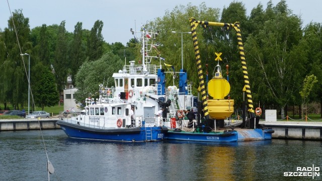 Nowoczesne pławy montuje na torze wodnym Świnoujście-Szczecin Urząd Morski. To wielkie boje wyznaczające drogę dla statków.