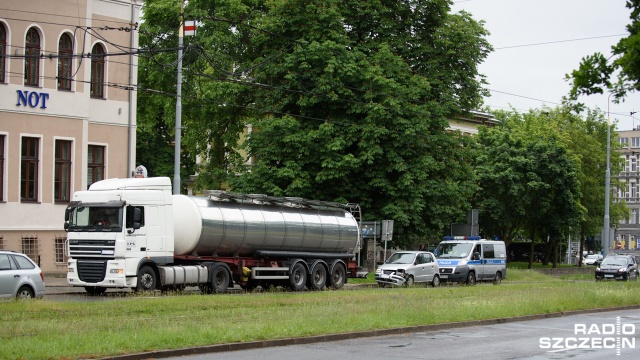 Ciężarówka i samochód osobowy zderzyły się w centrum Szczecina. Do kolizji doszło w poniedziałek przed południem w alei Wojska Polskiego przy rondzie Szarych Szeregów, na pasie wiodącym w stronę jeziora Głębokie.