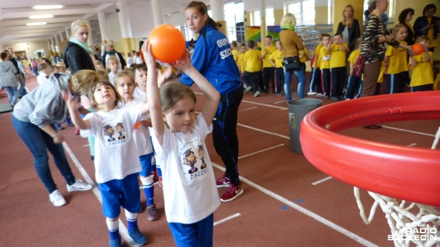 Ponad 600 szczecińskich przedszkolaków Dzień Dziecka spędza na sportowo. Maluchy biorą udział w zawodach w hali stadionu lekkoatletycznego przy ulicy Litewskiej w Szczecinie.