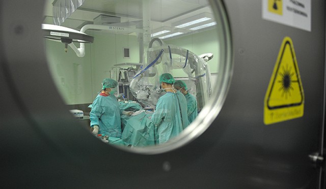 Pierwszy w tym roku przeszczep rodzinny przeprowadzili lekarze ze szczecińskiego szpitala na Pomorzanach. Łukaszowi Koniecznemu z Przytoczna w Lubuskiem nerkę oddała matka.
