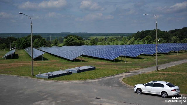 Swoją pierwszą farmę fotowoltaiczną uruchomił szczeciński Zakład Wodociągów i Kanalizacji. Energia ze słońca będzie zasilać urządzenia, dzięki którym woda z jeziora Miedwie trafia do mieszkańców Szczecina. We wtorek elektrownia została włączona do sieci.