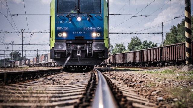 W niedzielę w okolicach dzielnicy Zdunowo Straż Ochrony Kolei zatrzymała trójkę złodziei. Zostali złapani na gorącym uczynku, w trakcie wycinania 20-metrowego kabla wartego 30 tysięcy złotych. Sprawcy zostali przekazani policji, a funkcjonariusze ustalili, że dwójka z nich odpowiada już za podobne przestępstwa na terenie Prawobrzeża.