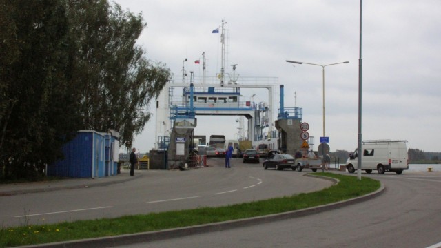 Będą dodatkowe promy na świnoujskich przeprawach w najbliższy długi weekend. Od godz. 13 w środę na przeprawie w Karsiborze, czyli tej przeznaczonej dla turystów, będzie pływać trzeci, dodatkowy prom.