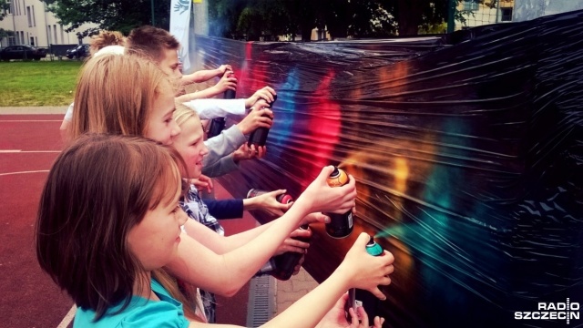 Warsztaty graffiti dla najmłodszych, nauka jazdy na skimboardzie, a także spotkania ze sportowcami - między innymi takie atrakcje czekają na dzieci i dorosłych w Centrum Kształcenia Sportowego przy ulicy Mazurskiej w Szczecinie.
