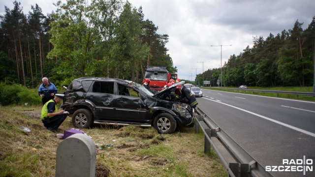 Wypadek na drodze krajowej nr 10 w Szczecinie. Kierowca SUV-a dachował przy zjeździe na Gdańsk i Świnoujście. Do zdarzenia doszło w środę po południu.