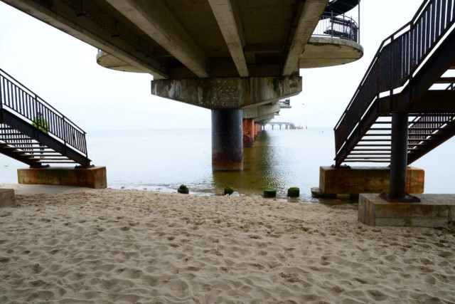 Plaża w okolicach molo w Międzyzdrojach jest coraz mniejsza. Z molo schodzi się prosto do morza - alarmuje słuchacz Radia Szczecin. Jak napisał w mailu do Czasu Reakcji, kurort się rozwija, a plaża zwija.