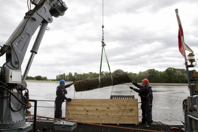 Ponad 700-kilogramowa mina, która leżała na dnie Kanału Piastowskiego w Świnoujściu, opuściła już teren miasta. Saperzy 8 Flotylli Obrony Wybrzeża wydobyli niewybuch, załadowali na okręt marynarki wojennej i teraz transportują go na morski poligon w Zatoce Pomorskiej.