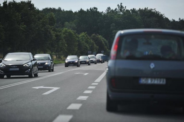 Spory ruch na zachodniopomorskich trasach, m.in. na krajowej trójce nad morze. W czwartek przed południem na odcinku od Miękowa do Parłówka utworzył się korek.