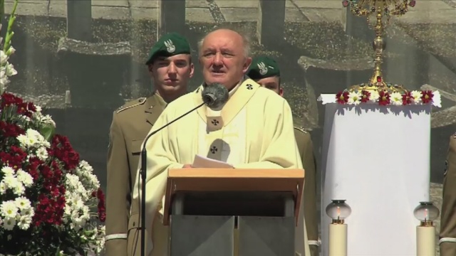 Patrzymy z niepokojem, kiedy słyszymy o coraz większej liczbie rodzin, którym się nie udało - mówił podczas warszawskich uroczystości Bożego Ciała kardynał Kazimierz Nycz.