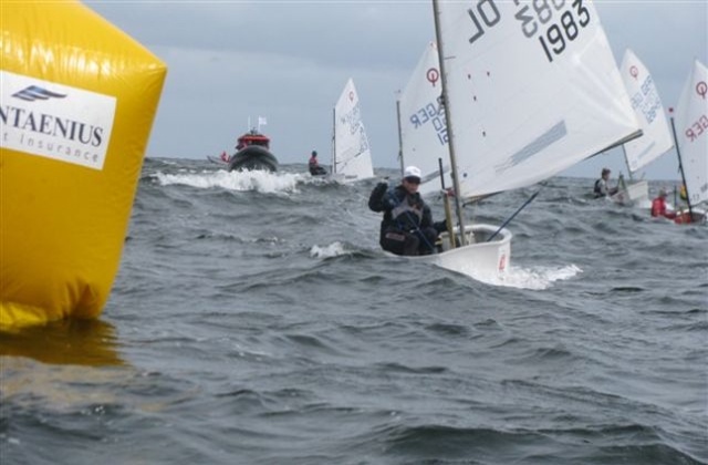 Żeglarze z całego świata walczą o najwyższe laury w Dziwnowie. Na Zalewie Kamieńskim trwają eliminacje do Mistrzostw Świata i Europy w klasie Optimist.