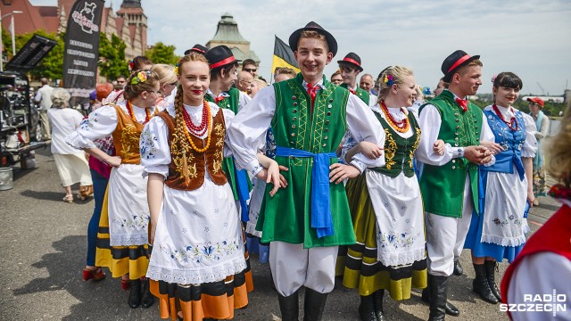 Rycerze, orkiestra i motocykliści - uczestnicy Festiwalu Kultur Pomorskich przeszli w barwnym korowodzie z Wałów Chrobrego na dziedziniec Zamku Książąt Pomorskich.
