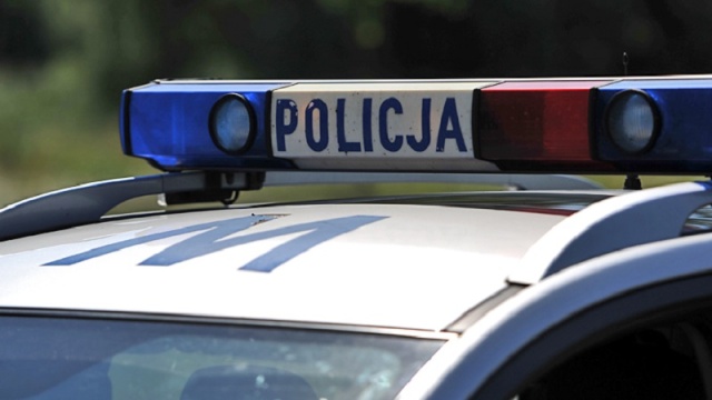 Na ulicy Ludowej w Szczecinie zderzyły się dwa samochody. Jednemu z nich urwało się koło i zatarasował torowisko.