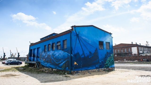 Wrak statku, rekin i dno morskie - nowy ogromny mural powstał na jednym ze starych budynków w okolicach Starej Rzeźni na szczecińskiej Łasztowni.