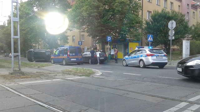 Jedna osoba ranna w wypadku na skrzyżowaniu ulic Mickewicza i Brzozowskiego w Szczecinie.