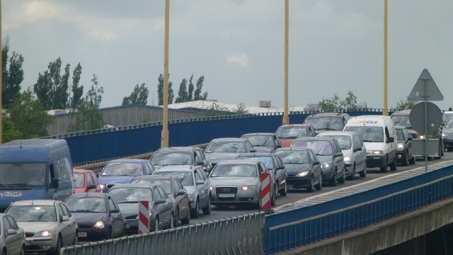Trzy samochody, które przejeżdżały w środę ulicą Gdańską w Szczecinie, mają uszkodzone szyby. Wszystko przez nieoczyszczony pas jezdni.