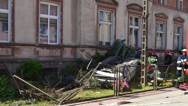 20-letni sprawca wypadku w Resku, którego poszukiwała policja sam zgłosił się na komendę. Sprawą zajmie się prokuratura.