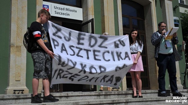 Ponad 30 osób przyszło zaprotestować pod Urzędem Miasta w sprawie szyldu baru Pasztecik. To o wiele mniej niż deklarowało na Facebooku - tam chęć udziału w pikiecie zapowiedziały niemal dwa tysiące osób.