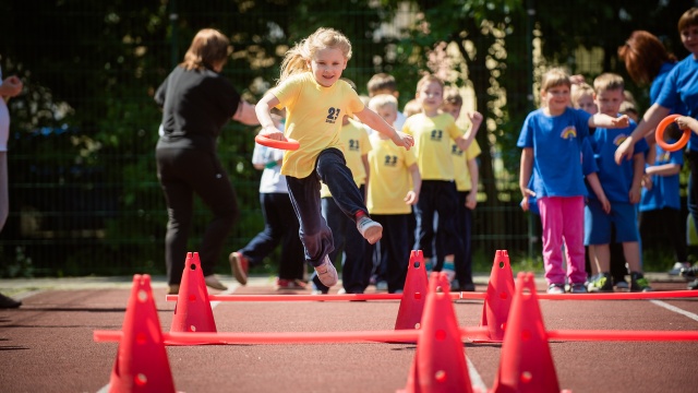 Ponad 100 przedszkolaków ze Szczecina, Choszczna, Koszalina i Gorzowa Wielkopolskiego przywitało lato w sportowym stylu. Był turniej piłki nożnej, gra w zbijaka i bieg przez przeszkody.