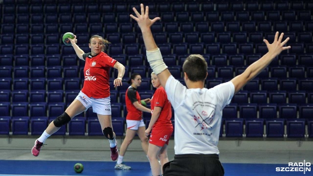 CKS SMS Szczecin sprawdził formę polskich piłkarek ręcznych przed rewanżowym meczem z Ukrainą w eliminacjach Mistrzostw Świata. W czwartek kadra trenera Kima Rasmussena, w ramach treningu w hali Azoty Arena, rozegrała kontrolną grę z juniorami.