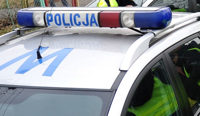 Policjanci zatrzymali nauczyciela, który miał molestować uczennicę w szkole podstawowej w Płocicznie w powiecie Wałeckim. Dziewczynka jest właśnie przesłuchiwana.