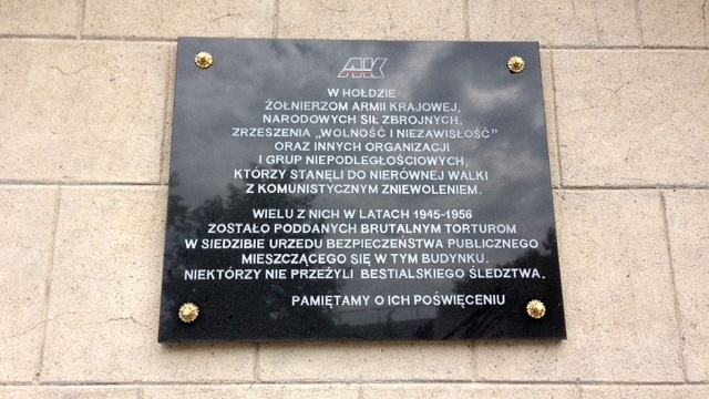 Tablica upamiętniająca ofiary stalinowskiego terroru zawisła przy wejściu głównym do gmachu Komendy Wojewódzkiej Policji w Szczecinie.